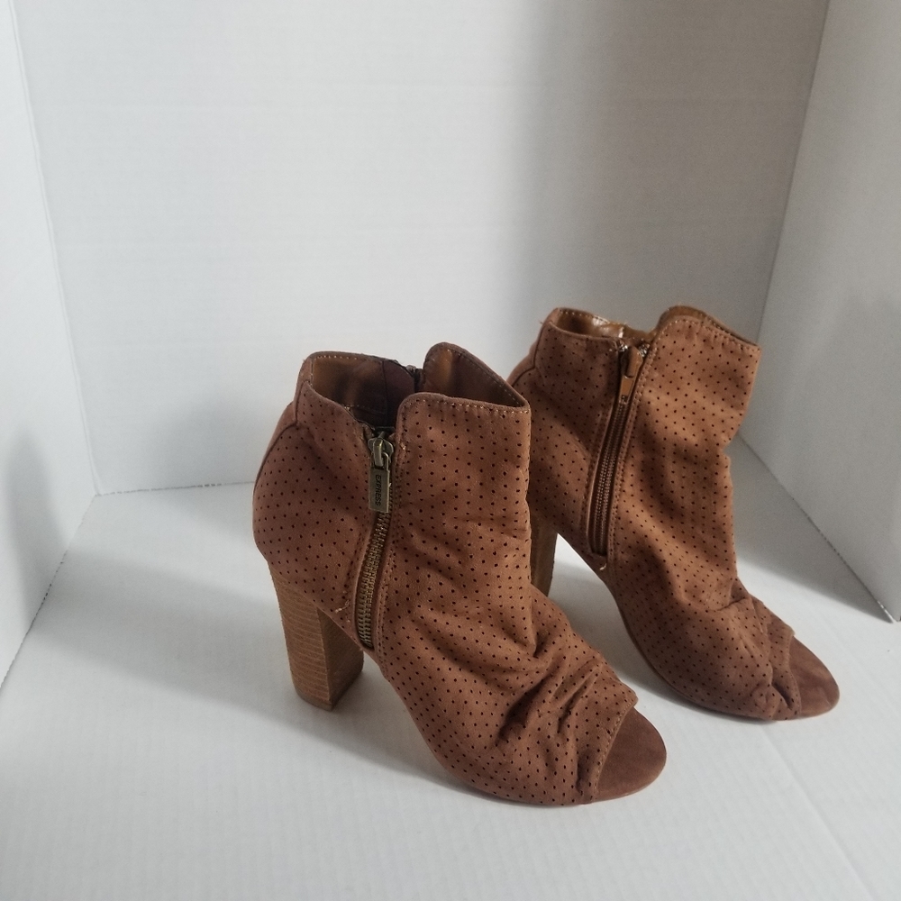 EXPRESS OPEN TOE ZIPPER BROWN HEELED BOOT SIZE 7